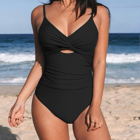 ✨ Cupshe Timeless Black Ruched Cutout One Piece Swimsuit Bathing Suit - Size L ✨ - Picture 4 of 5